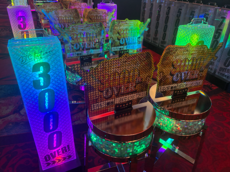 sd_iiduka's tweet photo. こんにちは！
三児の親父（店長）です^ ^
今日もいい感じに盛り上がってます🔥

そして本日は初出店の屋台が来てます！

焼きそばが気になるので、あとで買いに行こうかなと思ってます😋
お近くにお越しの際は、ぜひ当店へお立ち寄りください！

本日も皆様のご来店、お待ちしております😊 https://t.co/dD1XWYa8mp