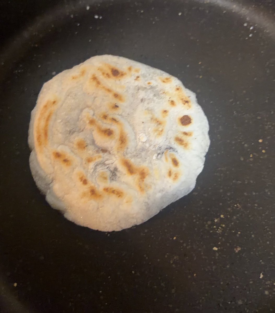 mingasugerbts's tweet photo. 梅ヶ枝餅が食べたいけどここは東京なので豆大福を平たくして焼いて食べます。 https://t.co/ohZXZbaKdA
