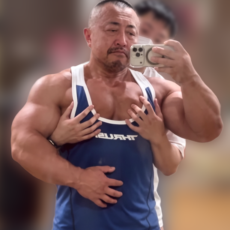 genta_tenjin's tweet photo. 若い子「胸の筋肉、触ってもいいですか？」
ワシ「イイですよ～、その代わりに写真撮ってSNSのネタにしていいですか？」
若い子「僕の顔にぼかし入れてくれたらOKです！」
で、まさかの後ろからガッツリ胸を揉まれるワシ、固まるｗｗｗｗｗ（シャッターは押すｗ） https://t.co/MHVomqj1BD