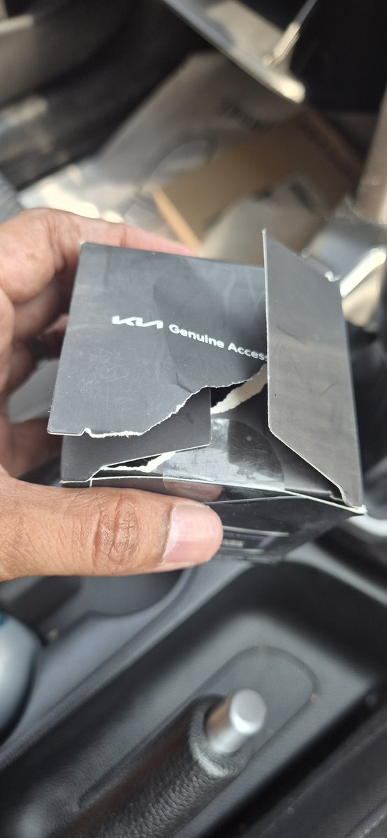rajboss26's tweet photo. 1/8 — Kia's Service Standards

After-sales experience @KiaInd is proud of?
Annual service at Dhriti Automotive LLP, Pune, on 08 Oct. Paid ₹6,043.
Repeated delays, broken promises &amp; a dirty car despite assured deep cleaning.
21 photos expose the experience.

#KiaIndia #KiaService https://t.co/RHcPz3bTT8