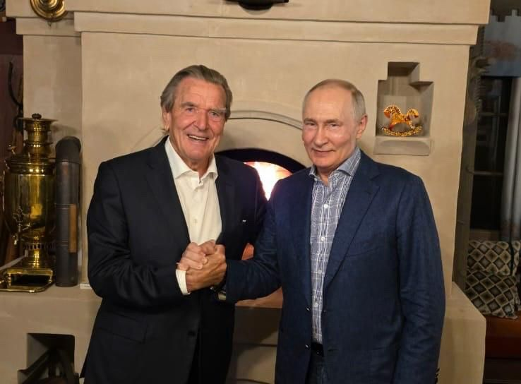 Sunnymica's tweet photo. Die deutsch-russische Beziehung in einem Bild.
Wenn jetzt jemand sagt: Wieso? Wir unterstützen doch die Ukraine wie kein zweites Land, dem möchte ich einen erneuten Blick auf das Foto ans Herz legen, mit der Frage:

Wie in aller Herrgotts Namen ist so ein Foto dann überhaupt möglich?

Nicht: Warum fährt Schröder hin. Das wissen wir, er wird dafür bezahlt. Sondern: Warum kann er das, ohne dass es ihn irgendetwas kostet?

Die Ehrenbürgerschaft hat er selbst zurückgegeben, bevor sie ihm jemand nehmen konnte. Der Parteiausschluss ist an der SPD gescheitert. Für den Untersuchungsausschuss war er zu krank, für Moskau und neue Aufsichtsratspöstchen nicht. Und ein Mandat, das man ihm nehmen könnte, hat er schon lange nicht mehr.

Er fliegt nach Moskau, lässt sich am Kamin fotografieren, fliegt zurück, und am Montag ist er wieder der Altkanzler, über den man die Achseln zuckt. Bei nächster Gelegenheit schüttelt ihm der Bundespräsident der guten Sitten wegen die Hand. Dieselbe Hand, die tatsächlich Putins angefasst hat.

Das Foto zeigt nicht, dass Schröder ein Problem hat. Es zeigt, dass wir keins damit haben, wenn wir die allgemeine Empörungslage einmal wegstreichen, die ja keine Konsequenzen hat.

Und solange das so bleibt, weiß Putin, was unsere Unterstützung für die Ukraine wert ist: viel Geld, und nichts, was wehtut.