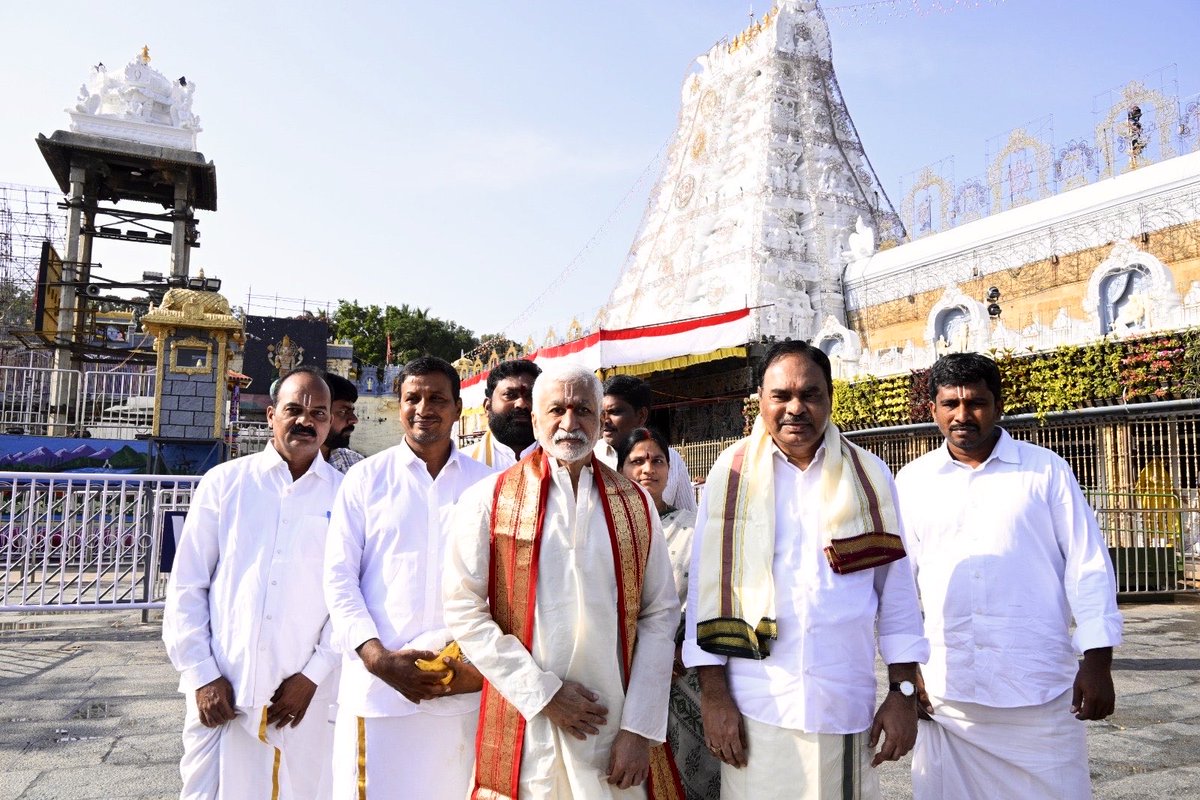 VSReddy_MP's tweet photo. ఈరోజు తిరుమలలో ఆ దేవదేవుడని దర్శించుకున్నాను.  నా మనసు ఆనందంతో నిండిపోయింది. శ్రీ వారి ఆశీస్సులు నాపై ఎల్లవేళలా ఉండాలని కోరుకుంటున్నాను. https://t.co/FdsSrgpCu0