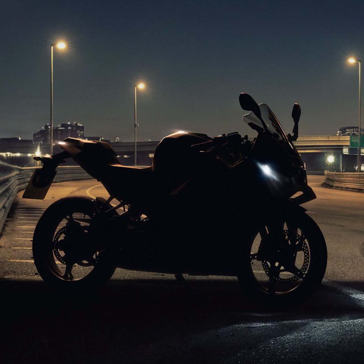 PutiMotor's tweet photo. BMWモトラッドが、新たにフルカウルスポーツのティーザー予告を開始。

シルエットが浮かぶ画像は背景をAI生成したもののようで、その中央にはウイングレットを備えたスーパースポーツ然としたマシンが鎮座している。

この謎のミドルクラス“フルカウルスポーツ”のティーザー画像は、10月15日に正式発表を示唆。

車名は、フラッグシップモデルS1000RRやM1000RRに準じて「F450RR」となるセンが濃厚。

https://t.co/8ORt4r4gVI