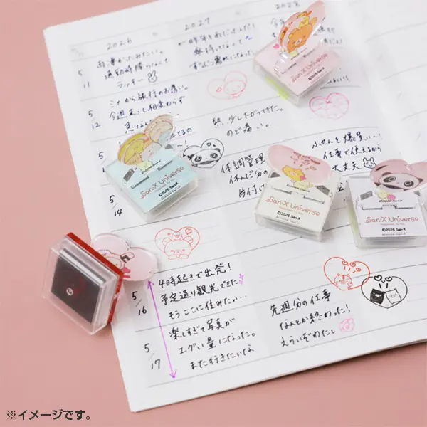 sanx_netshop's tweet photo. ＼ 10月9日の新商品 ／

かわいいだけじゃない！ 
アクリルスタンドと浸透印がひとつになった、便利なスタンプが新登場✨

手帳やノートはもちろん、ラッピングにも大活躍🎁
デザインやカラーもそれぞれ違って、並べて飾るのもおすすめ💕 

詳しくはこちら ▷ https://t.co/fwVL7bMsDq

#サンエックス #アクリルスタンディ #本日発売 #スタンプ