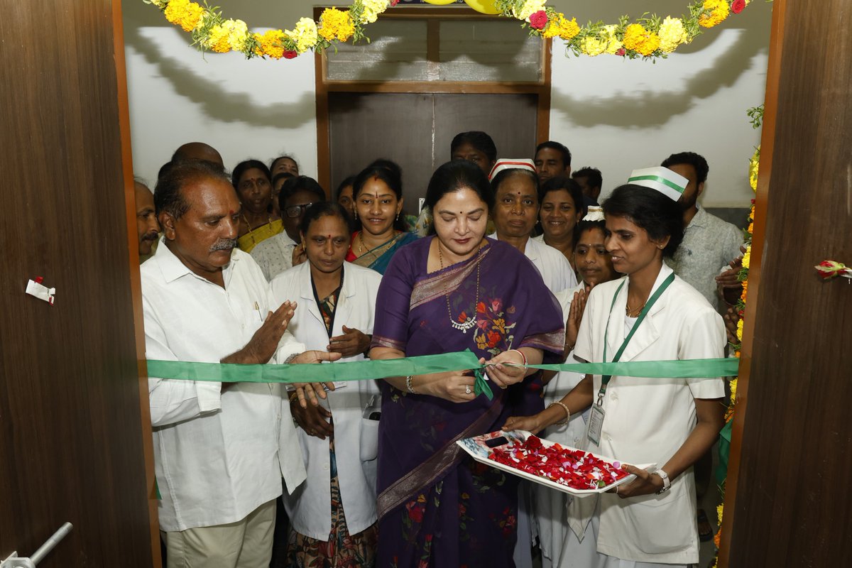 Prashanthi_VPR's tweet photo. బుచ్చిరెడ్డిపాళెం సీహెచ్‌సీకి రూ.39 లక్షల విలువైన వైద్య పరికరాలు, ఫర్నీచర్‌ను ఐఆర్‌ఈడీఏ సీఎస్‌ఆర్‌ నిధులతో వీపీఆర్‌ ఫౌండేషన్‌ ద్వారా సమకూర్చాం. అల్ట్రాసౌండ్‌, థైరాయిడ్‌ పరీక్షల యంత్రాలతో పాటు అవసరమైన వైద్య పరికరాలను అందుబాటులోకి తీసుకొచ్చాం.

గతంలో నెలకు 30గా ఉన్న ప్రసవాల సంఖ్య ప్రస్తుతం 46కు పెరగడం సంతోషకరం. వైద్��ులు, సిబ్బందికి నా అభినందనలు. ఈ పరికరాలను సద్వినియోగం చేసుకుంటూ పేదలకు మరింత మెరుగైన వైద్య సేవలు అందించాలని కోరుతున్నాను.

#VemireddyPrashanthiReddy #VPRFoundation #HealthcareForAll #Kovur