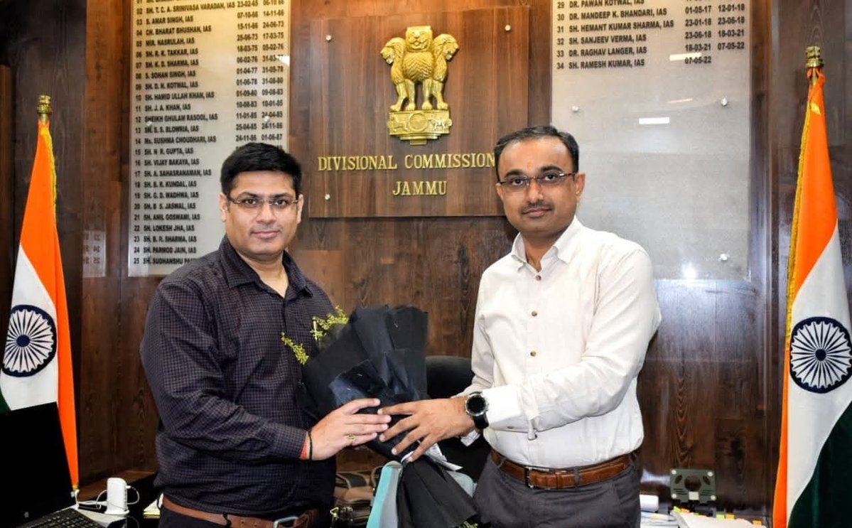 JehlamTimes's tweet photo. Dr Vikas Kundal takes over as Divisional Commissioner, Jammu from Ramesh Kumar.
#jammu #reshuffle #divcom #vikaskundal #ias https://t.co/kbKF0tlucE