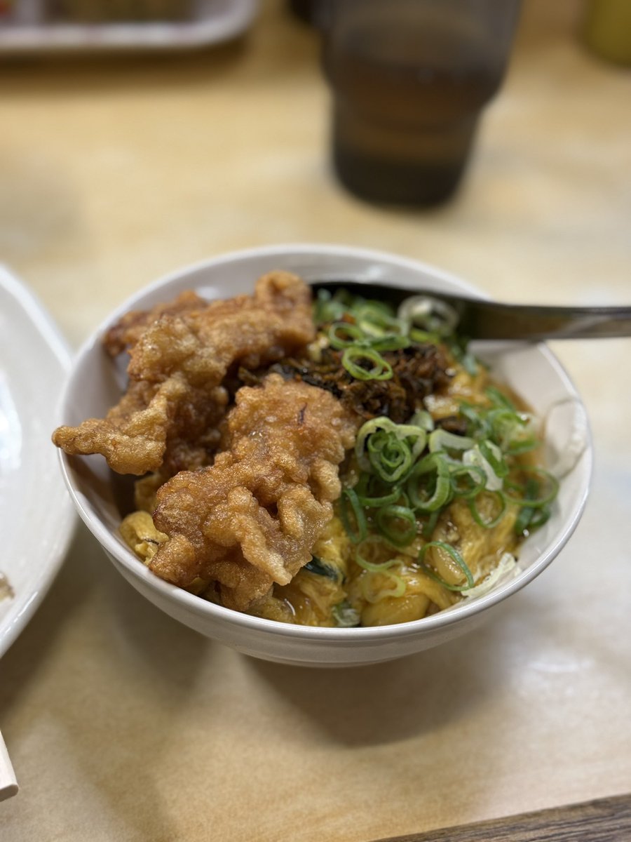 rourou1222's tweet photo. 中華 山庄@天神南
皿うどん＋Dセット
パリパリのやつではなく麺も具も炒めてスープを煮詰めたタイプ、濃いめだがかなり
どれも他にはないオリジナル感がありとても美味しい
セットはミニ天津飯ととり天
何より店員さん達を見ているだけでもご飯が美味しくなります笑顔あふれる町中華、素晴らしい💯 https://t.co/ZDle7GZ9Bh