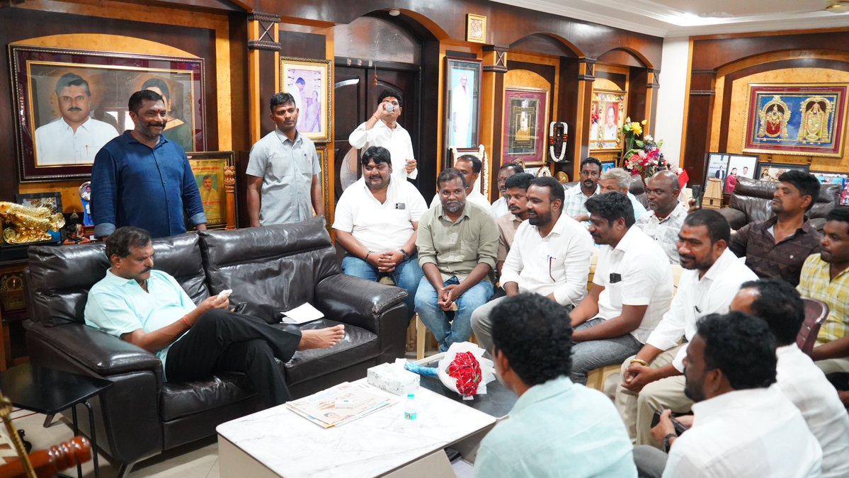 BotchaBSN's tweet photo. నెల్లిమర్ల నియోజకవర్గం, డెంకాడ మండలానికి చెందిన వైఎస్సార్‌సీపీ కుటుంబ సభ్యులు నన్ను మర్యాదపూర్వకంగా కలిశారు.

ఈ కార్యక్రమంలో డెంకాడ మండల నాయకులు శ్రీ తమ్మినాయుడు గారు, శ్రీ త్రినాధరావు గారు, శ్రీ లక్ష్మణరావు గారు, శ్రీ గుండాలపేట రమణ గారు, శ్రీ నాతవలస రమణ గారు, శ్రీ బంగార్రాజు గారు, శ్రీ చిన్న గారు మరియు పలువురు పార్టీ కార్యకర్తలు పాల్గొన్నారు.

#BotchaSatyanarayana #YSRCP #Nellimarla #Denkada #TeamBotcha