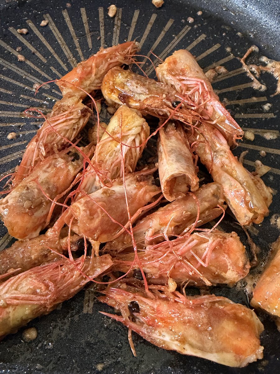 eeeyorem's tweet photo. 어무니 아부지 경동시장 가시길래 
따라 갔더니 기분 좋으셨는지 
새우 사주셔서
새우구이+버터구이 콤보 해먹음👍🏻 https://t.co/QtKLRBQ0RY