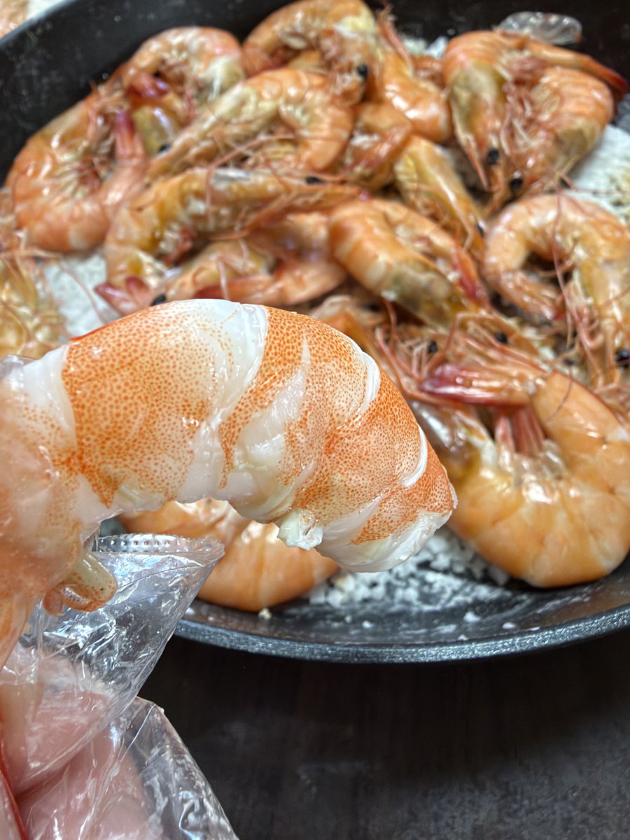 eeeyorem's tweet photo. 어무니 아부지 경동시장 가시길래 
따라 갔더니 기분 좋으셨는지 
새우 사주셔서
새우구이+버터구이 콤보 해먹음👍🏻 https://t.co/QtKLRBQ0RY