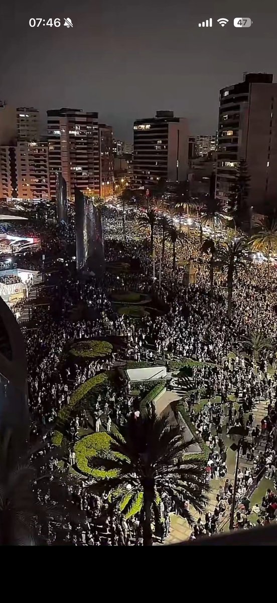 midamyg's tweet photo. la situazione in perù ha raggiunto picchi di follia inaudita e queste immagini sono davvero disturbanti. folla, urla, gente che punta LASER sulle finestre dell’hotel, megafoni, le AUTORITÀ LOCALI che non intervengono nonostante sia pericoloso e altro ancora + https://t.co/BgkyItTmhW