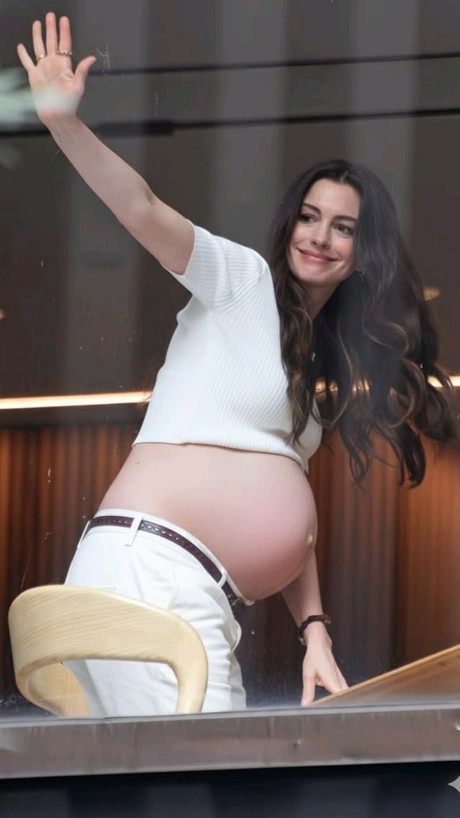Cute_Ayana_'s tweet photo. Anne hathaway is living his own life lately https://t.co/8lpTfwhkiw