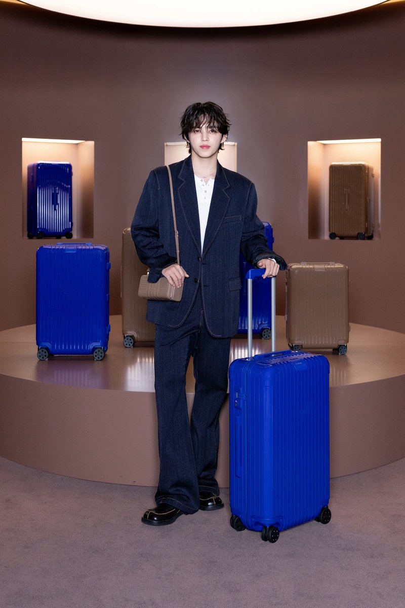 mintmag_th's tweet photo. หล่อภูมิฐาน! เสิร์ฟภาพ #SCOUPS  #SEVENTEEN เฉลิมฉลองการเปิดตัวคอลเลกชั่น Essential &amp; Groove ประจำฤดูกาลใหม่ ของ RIMOWA  ในเฉดสี Umber และ Ultramarineณ Layer Studio 41 ซึ่งตั้งอยู่ที่กรุงโซล ประเทศเกาหลีใต้💚

#RIMOWA #RIMOWAEssential #RIMOWAColours
#MintNews https://t.co/arOhdBFBNH