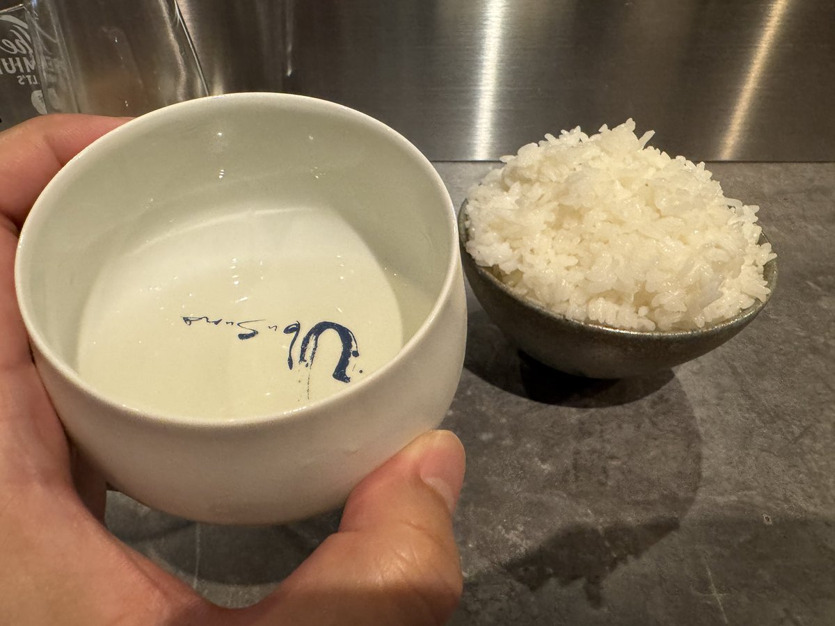 kudo_pon's tweet photo. ここ最近食べたライスの中でダントツでうまいライスがコレ！

焼肉Nose to Tail(東京・神楽坂)の神ライス！ 薫り、硬さ、甘味、旨味、完璧！！

以前、食事はライスが主役であることを味覚で教えてくれたのがステーキ屋コメトステーキ(東京・新小岩)。ここ、ステーキも絶品なのだが主役はライス。ライスを美味しく食べるためにステーキが用意されている。確かにライスうまい、うますぎる！

ライスは食事の主役になりえる。Nose to Tailで、またそれを再確認できたのだった。ちなみにライス食べながら飲む日本酒も最高オブ最高🍚🍶✨

……また行きたいと思える焼肉屋やステーキ屋、どこもライスが美味いなあ。格安な焼肉ライクも、独特な梁山苑も、高麗亭も、パシモンも！

めぐりたい、ライスがうまい肉の店🔥✨