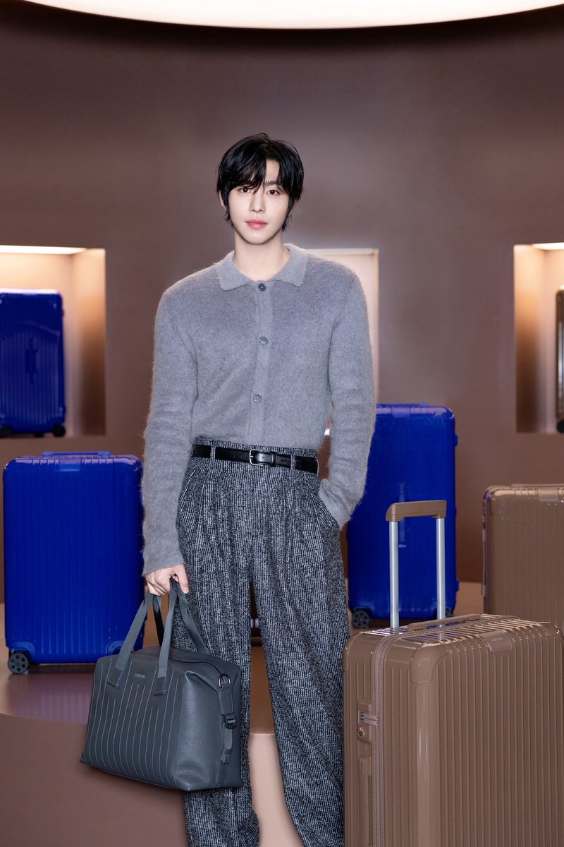 mintmag_th's tweet photo. ออร่าปัง! ส่งภาพหนุ่ม #ANHHYOSEOP ร่วมงานฉลองการเปิดตัวคอลเลกชั่น Essential & Groove พร้อมกระเป๋าหนัง Groove และซอฟต์แอ็กเซสซอรี่ในเฉดสี Umber และ Ultramarine ณ ย่านซองซู ประเทศเกาหลีใต้ 💚
#RIMOWA #RIMOWAEssential #RIMOWAColours
#MintNews https://t.co/x9xFdrbqRg