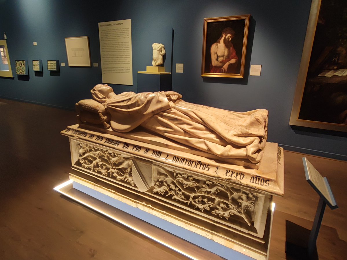 trastamara_ana's tweet photo. Cenotafio de Aldonza de Mendoza, la supuesta madre de Cristóbal Colón, según la teoría de Alfonso C. Sanz Núñez, el principal autor que asegura y defiende la teoría de que Cristóbal Colón pertenecía a la influyente familia Mendoza.
Pocas mujeres acumularon tanta riqueza y poder como Aldonza de Mendoza y a la vez, constituye uno de los más claros ejemplos de violencia de género documentados de toda la Edad Media.

Aldonza de Mendoza fue maltratada físicamente en repetidas ocasiones y encerrada en el castillo de Ponferrada durante varios años. Al parecer, el duque de Arjona incluso intentó envenenarla para acabar con su vida.
Y qué poco conocida es su historia....