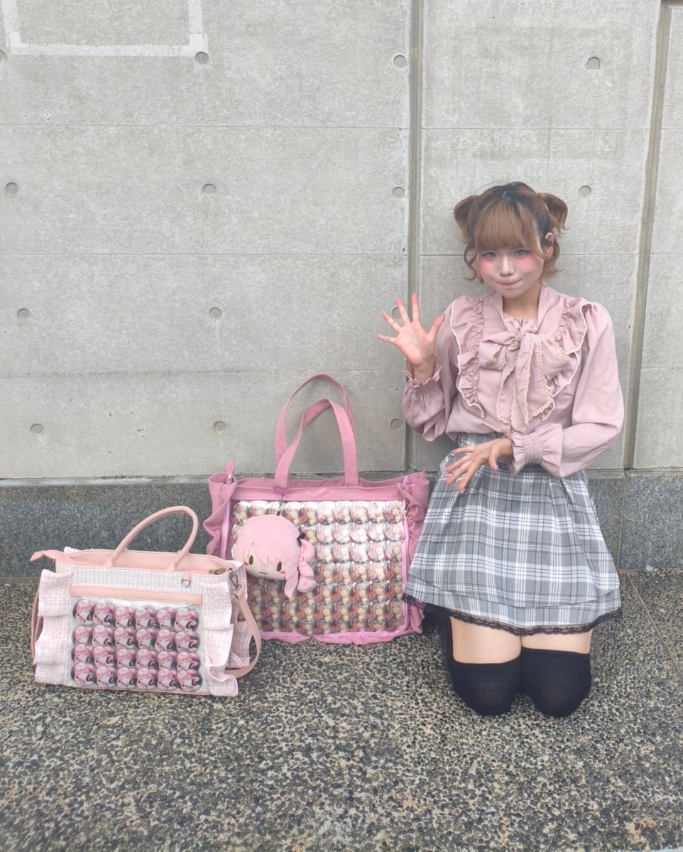 _amechang's tweet photo. オタクすぎてこのポーズしかできない https://t.co/Z0UE0uBCMS