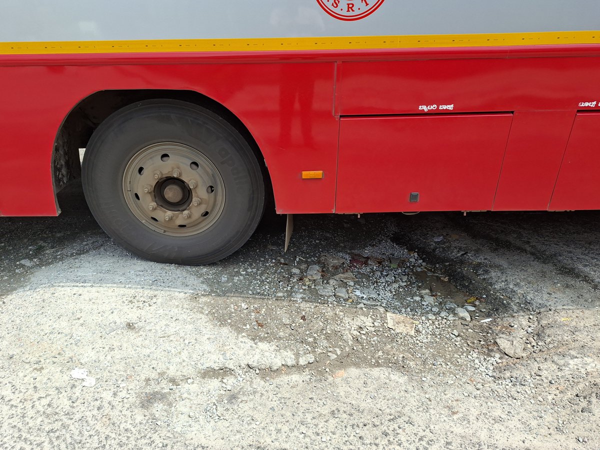 NRaamaprasad's tweet photo. @blrcitytraffic absolute death traps no escape straight above free launch https://t.co/bi2ZvGIw5f