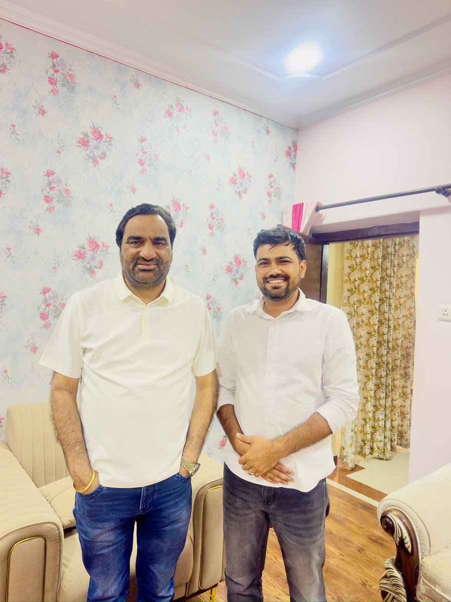 sastawarrior45's tweet photo. माननीय श्रीमान हनुमान बेनीवाल जी से हमारी मुलाक़ात हुई।इस दौरान हमने राजस्थान के एफ.एम.जी इंटर्न डॉक्टर्स के स्टाइपेंड से संबंधित अपनी माँगों का ज्ञापन उन्हें सौंपा माननीय बेनीवाल जी ने आश्वासन दिया है कि हमारे हक़ की इस लड़ाई और माँगों को पूरा कराने मदद करेगे @hanumanbeniwal https://t.co/MAgqCfYqBK