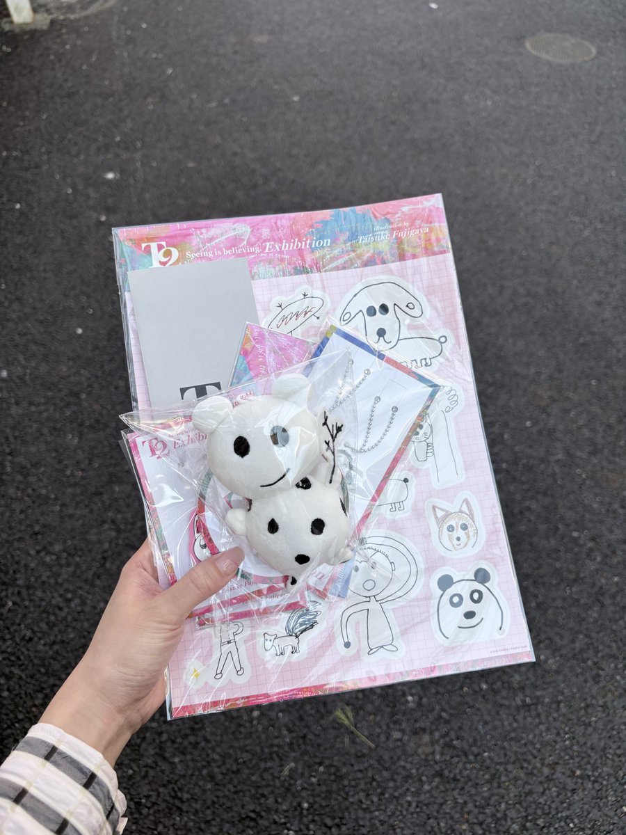 ta_____pipi's tweet photo. T2グッズ買ったらまさかの袋なくて東京のど真ん中でいまこり😅竹下通りにいる観光客にめっちゃ見られる😅照

T2でグッズ買う予定がある人はエコバッグ持参か大きめのカバ��で行くのがおすすめです＼(^o^)／ https://t.co/JKrkk6dYgH