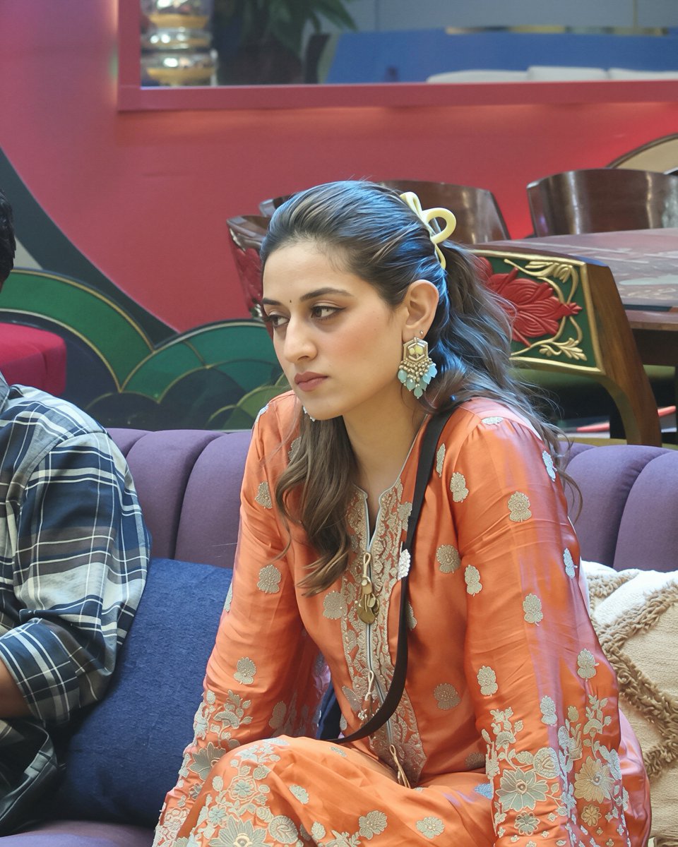 UditiSinghh_'s tweet photo. Too quiet. Too reserved. Too opinionated. Too calm.
At this point, pick a narrative and stick to it. 🙂
She’ll keep moving through the negativity like it’s just background noise.

#UditiSingh #TeamUditiSingh #BiggBoss20 #BB20 https://t.co/J9SmyLwJB6