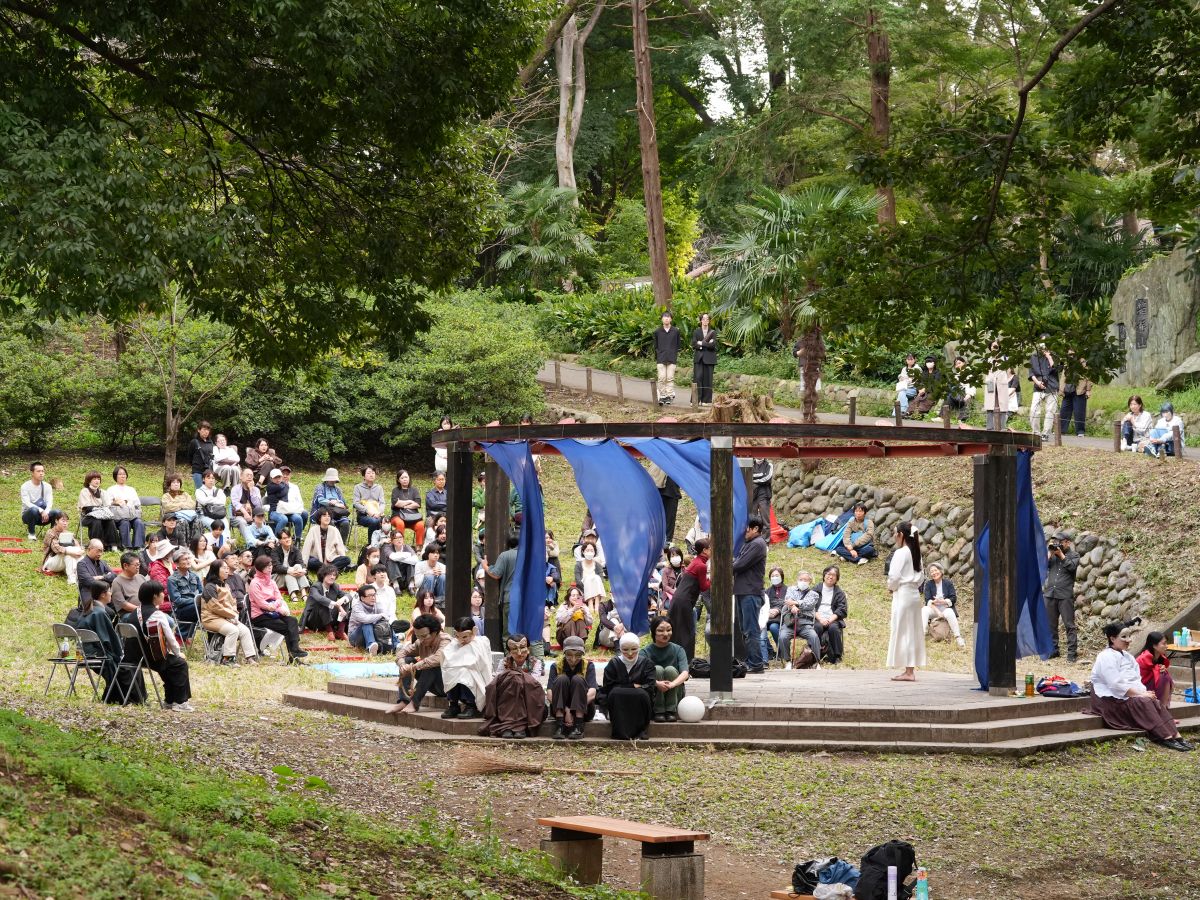 baba_keizai's tweet photo. 【「シェイクスピアシアター」が戸山公園野外演劇祭で「間違いの喜劇」公演】（10月9日）配信
秋の野外公園、日の光やそよぐ風も味方にしたシェイクスピア劇でした。
記事はこちら↓↓↓
https://t.co/th2Es7WlqT
＃戸山公園野外演劇祭 ＃早稲田演劇 ＃野外公園 ＃高田馬場 https://t.co/NDgzKjAwQ4