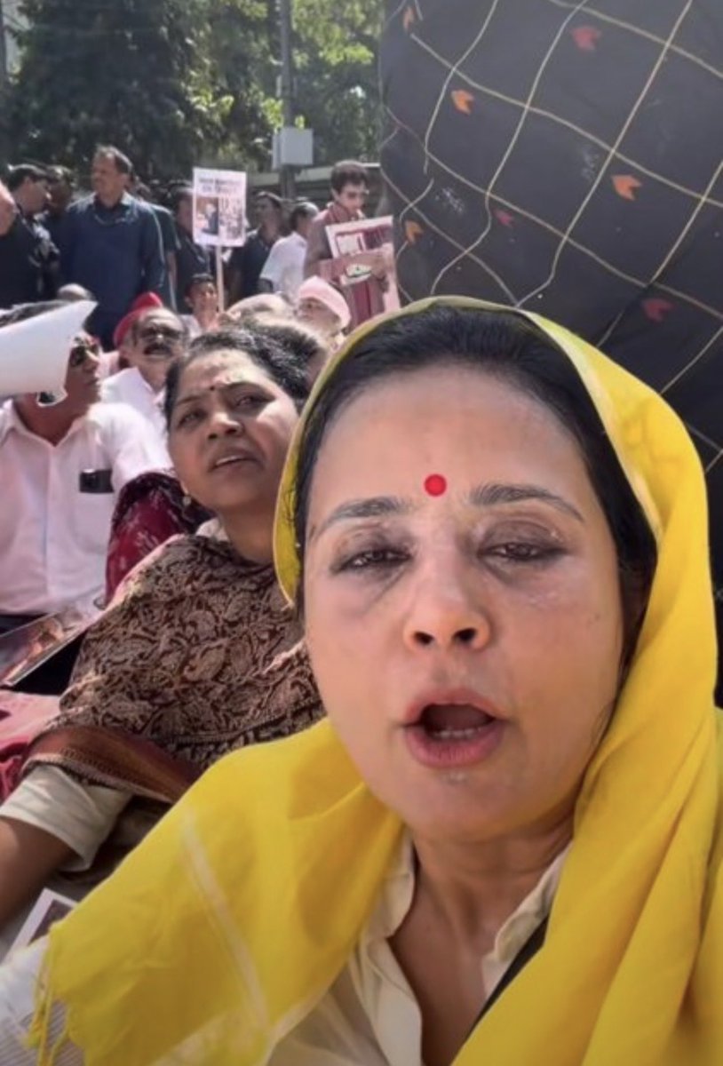 Adi982912's tweet photo. @kakoligdastidar She is wearing : 

Yellow in Day 1 
Purple in Day 2 
Black in Day 3 

You don’t even dare to talk about her please atleast she got spine, not a shameless person like you 😡 https://t.co/VRGC0pam5j