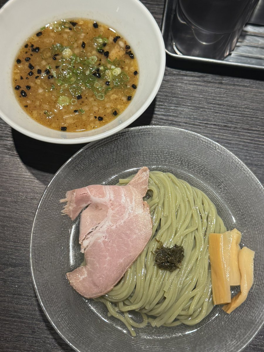 mescarbonicsub6's tweet photo. ラーメン部活動2026年555軒目は越谷の十目一八食堂で、昆布水つけ麺と炙りチーズ黒カレー。
#ラーメン  #ramen #lamen #rahmen #中華そば #支那そば #つけ麺 #まぜそば https://t.co/t15hYoh6PM