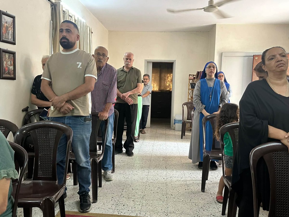 PGabRomanelli's tweet photo. Rosario, adoración al Santísimo y Santa Misa en la capilla Santo Tomás de Aquino.

Jesús se eleva en el altar del barrio cristiano de Gaza, derramando su bendición sobre toda la ciudad. 

Jesús, nuestra paz, bendice a Gaza https://t.co/8abKPFPxz7