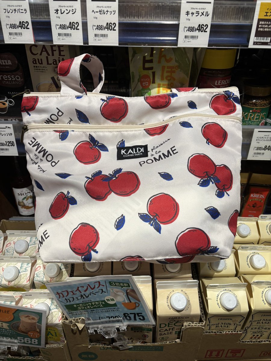 herojhiroj's tweet photo. 🍎ふらっと立ち寄ったら可愛いりんごバッグ🍎毎年恒例の人気商品みたいです
#���動買い  #KALDI https://t.co/P9B5ieAtHQ