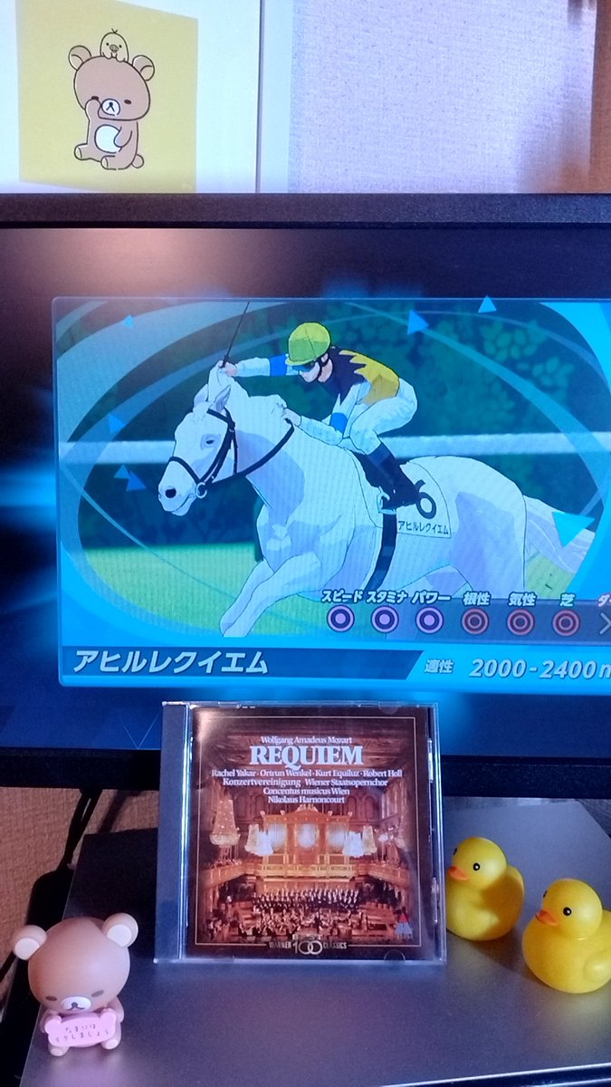 ahiru_shimobe's tweet photo. 農作物や畜産で、モーツァルトを聴かせるといいと聞いたことはありませんか？

うちの牧場もそれを信じて必死に画面にモーツァルトを聴かせた結果です！

見てください！
どこか上品さを感じるこの走り！

さぁ、信じるも信じないもあなた次第！

#NintendoSwitch2  #ダビスタ2 https://t.co/ChyhvBg0wj