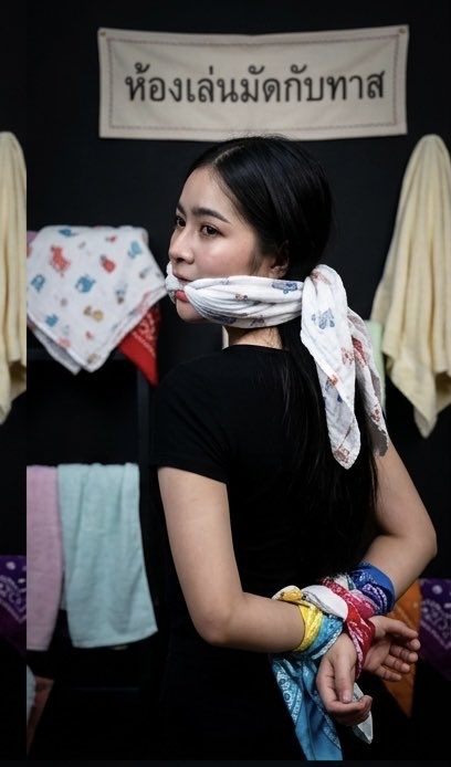 QuynhMy8425's tweet photo. Bondage scarf  girl https://t.co/RikQ85Grom