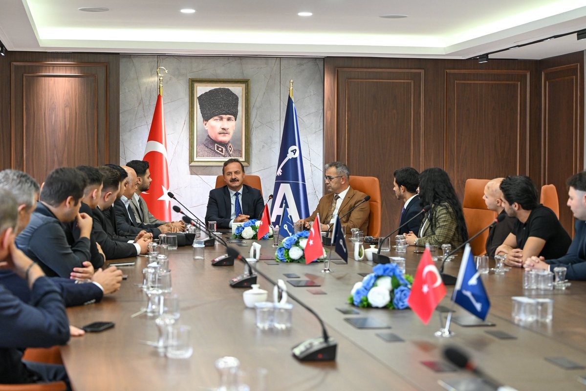 yavuzagiraliog's tweet photo. Gençler hayal kursun, umduğunu bulsun diye buradayız…

Ufuk Üniversitesi Uluslararası İlişkiler ve Münazara Topluluğu heyetini Genel Merkezimizde ağırladık.

Gençlerimizin dünyayı görmekten, öğrenmekten, üretmekten ve hayallerinin peşinden gitmekten çekinmediği; pasaportu, sözü ve itibarı güçlü bir Türkiye istiyoruz.

Umutlarınızı başka ülkelerde aramak zorunda kalmadığınız, kendi memleketinizde geleceğinizi kurabildiğiniz büyük bir Türkiye için siyaset yapıyoruz sevgili gençler…

Bizim görevimiz, önünüzdeki engelleri kaldırmak; hayallerinizi gerçekleştirebildiğiniz, umduğunuzu bulduğunuz bir Türkiye’yi birlikte kurmak.