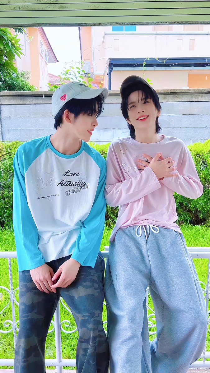 Qseqjs's tweet photo. 这一段好甜好甜好甜！他俩的互动真的很让人心动💗💗
P’Tle的声音很温柔、深情，有一种叙事感，超适合热恋情节啊！
（附带两张甜甜的小情侣吧🥰🥰💘💘） https://t.co/Y3xiSWKkxb