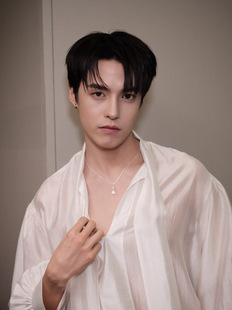 dracaria's tweet photo. one day i’ll write a whole poem about his ethereal beauty

#Hengmarkii https://t.co/BbLKyziOYZ