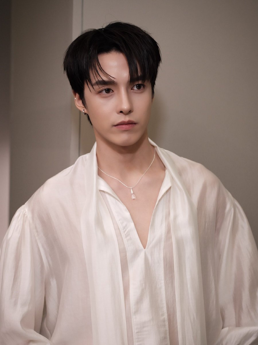 dracaria's tweet photo. one day i’ll write a whole poem about his ethereal beauty

#Hengmarkii https://t.co/BbLKyziOYZ