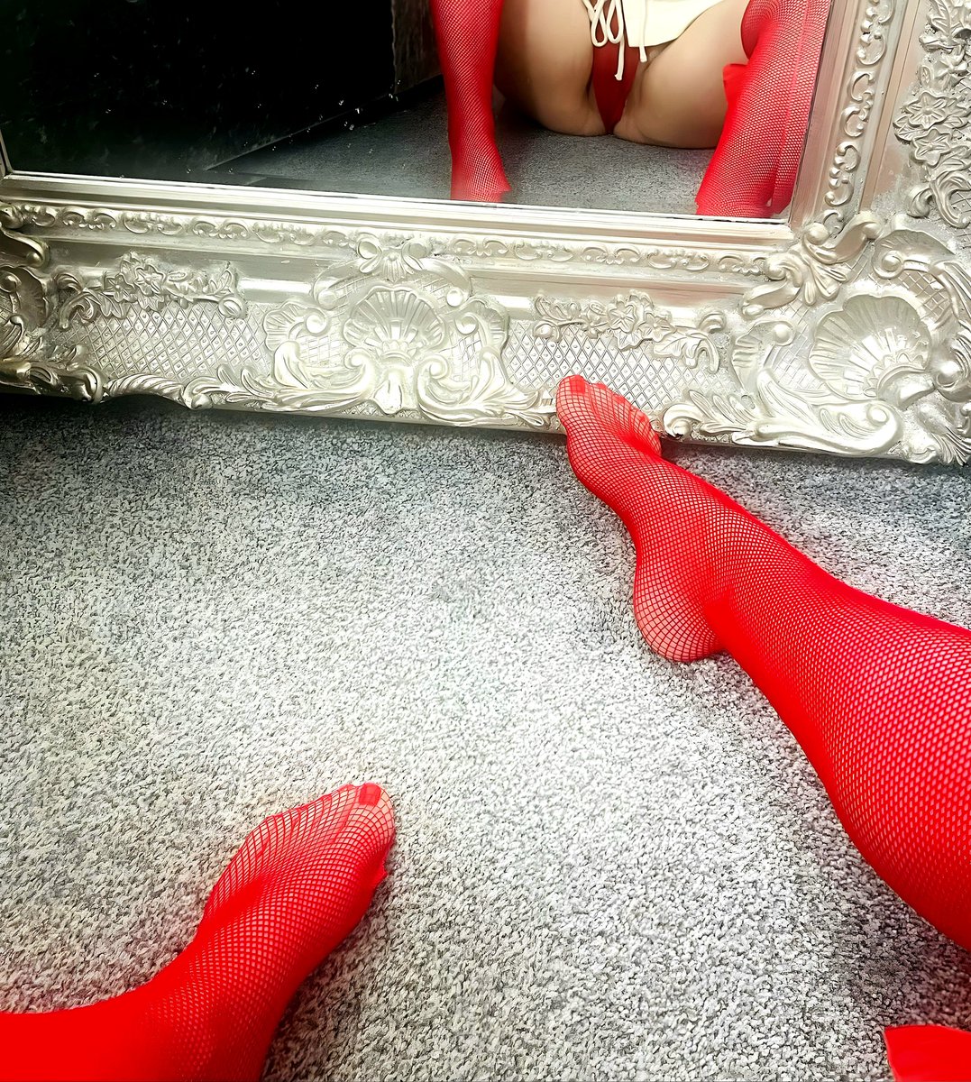 archqueen1992's tweet photo. @toptoesinhose @Kutefeet https://t.co/P3sttTmoLi