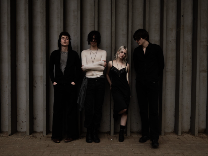 ClashMagazine's tweet photo. London-centred risers green star share impressive new 'silver +dust' EP - there's an ace new video, too...

https://t.co/gFTfrWf85e https://t.co/Z7QDIKJwyo