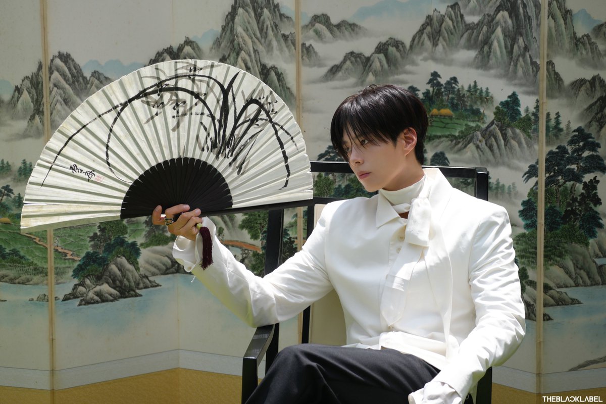 TBLlifes's tweet photo. A few behind-the-scenes photos of Park Bo-gum for ELLE Korea’s “Love in the Moonlight” 10th anniversary, featuring Kim You-jung and Kwak Dong-yeon.

#TBLlife #ParkBoGum #KwakDongYeon #THEBLACKLABEL https://t.co/3fjelHxtf3