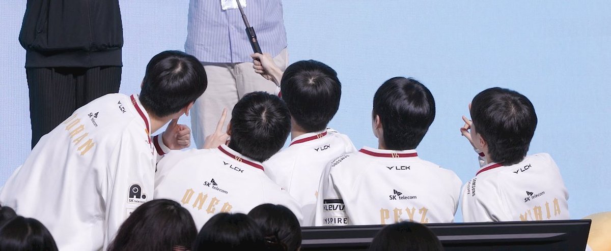 Ctrlol_D's tweet photo. 동그라미들아 언제나 응원해🫳🫳🫳🫳🫳 https://t.co/w57lItZ2I2