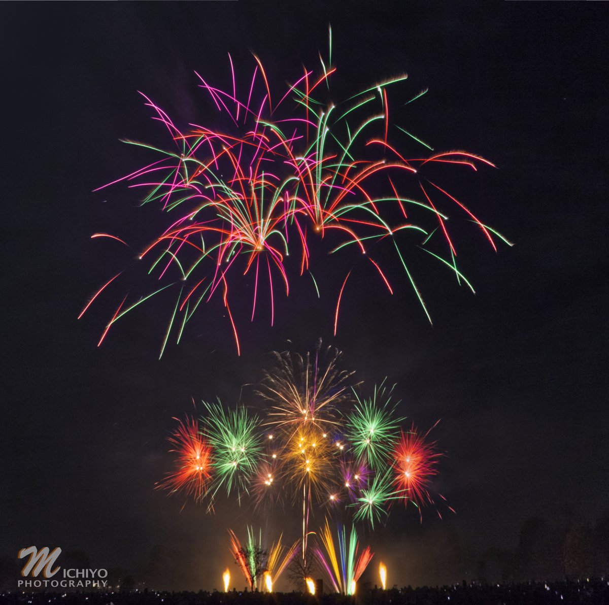 MichiyoPhoto's tweet photo. The beauty of fireworks flashes before the naked eye, creating a fleeting sensation. Their sound adds excitement and heightens the majesty of a large fireworks display.
#fireworks #London #Bonfire #morden https://t.co/jWoazyDSZv