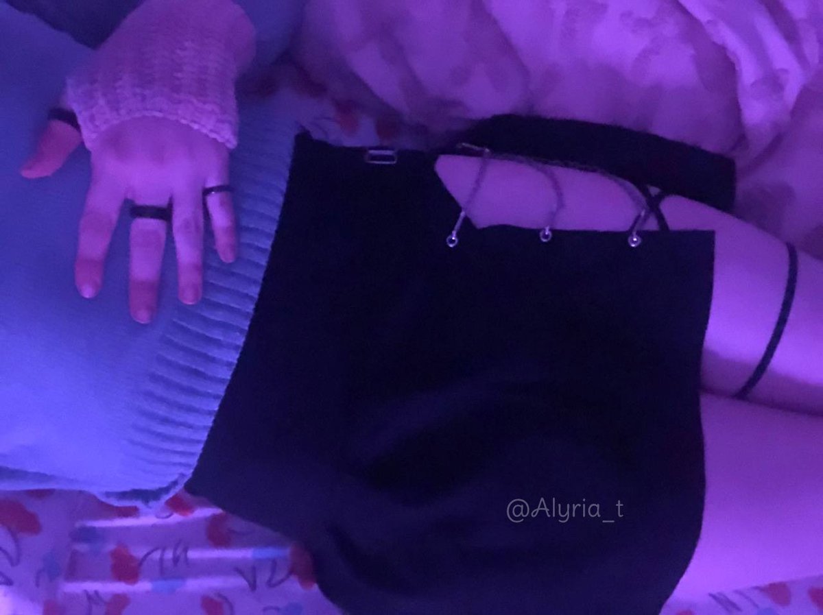 Alyria_t's tweet photo. Chains, cozy vibes, and a soft morning 💜 Leave a cute comment to keep me company today! #FemboyFriday :3 / Cadenas, buena vibra y una mañana suave 💜 ¡Déjame un comentario lindo para hacerme compañía hoy! #FemboyFriday :3 #femboy #femboyespañol https://t.co/iLZRdxul4p