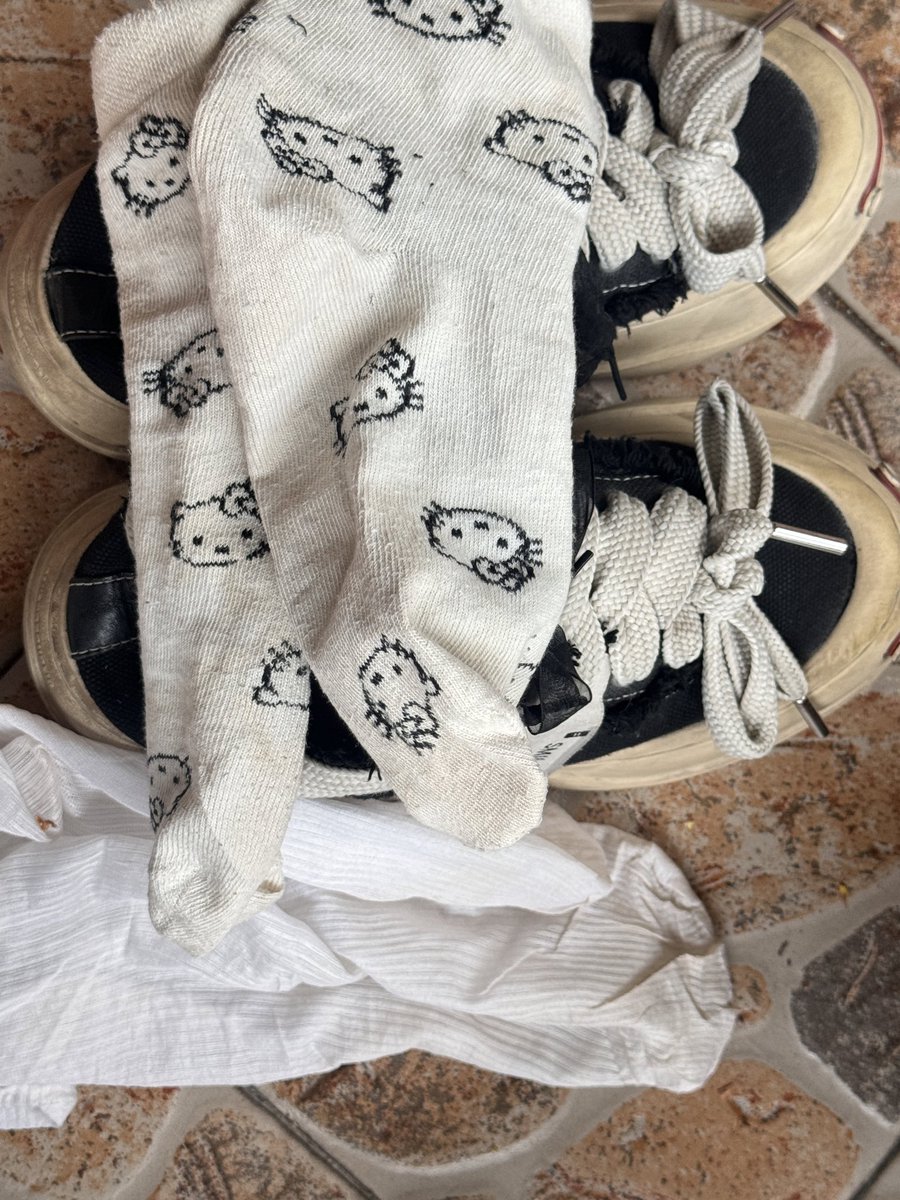 Moonoohn's tweet photo. 什么最多 臭袜子最多！什么最臭 脚最臭！夏天的脚一言不合就会有泥！谁敢闻 https://t.co/KEzSB1oQpf