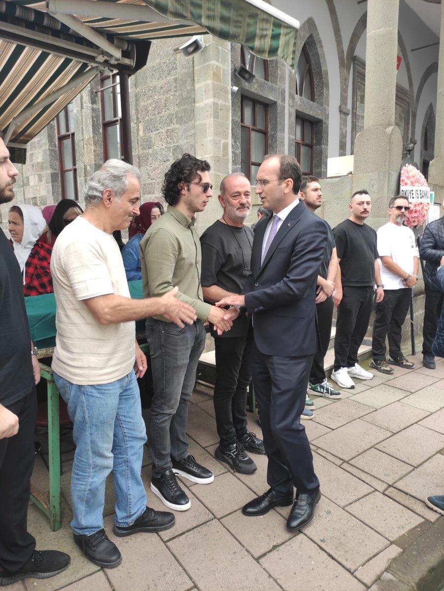 bduzukaymakamlg's tweet photo. 📌 İlçemiz Kaymakamı Sayın Muammer SARIDOĞAN, Bayırköy Mahallesi’nden Merhum Ergin SOMUN ile Beşikdağ Mahallesi’nden Merhum Osman ŞENEL’in Cuma namazına müteakip Merkez Eski Camiide  kılınan cenaze namazı  törenlerine katılarak ailelerinin.🤲 https://t.co/l8dWOH6wPY