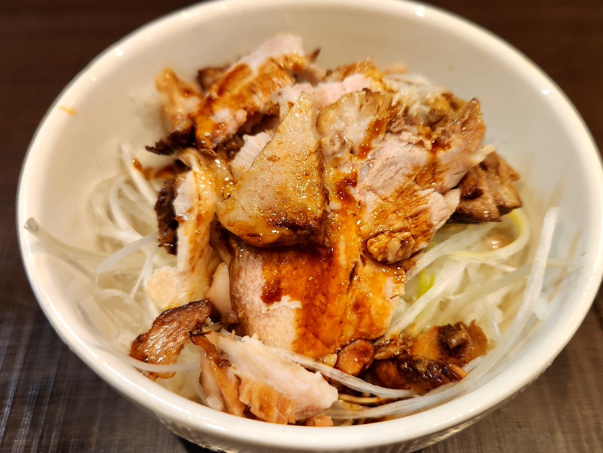 menyaryu's tweet photo. こんばんは。
塩煮干しそばは来週月曜までの予定です。
明日はイカスミつけめんやります。
炙りウデチャー丼も月曜までです。
よろしくお願いします。 https://t.co/l0VXoT8MzS