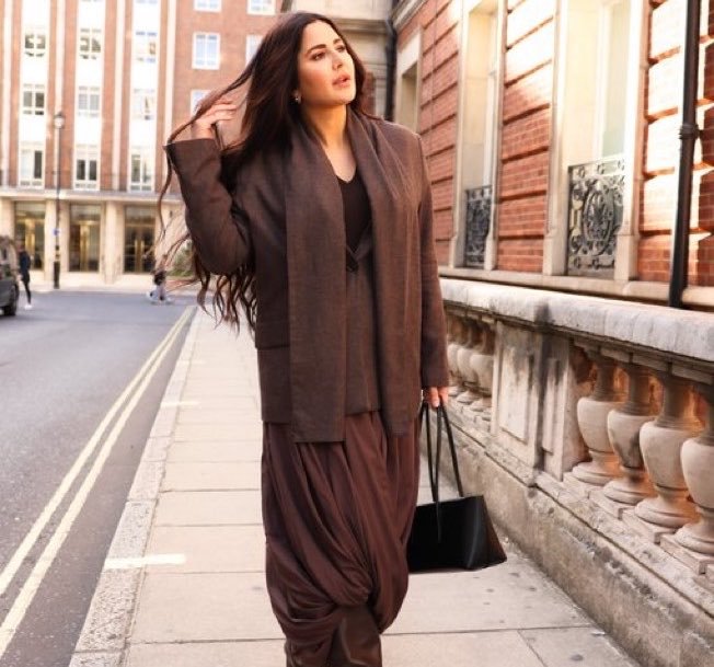 AryanSethi01's tweet photo. KATRINA KAIF IS BACK WHERE SHE BELONGS! 🔥

All those who trolled her fitness will have to eat their words now. Queen is back, and she’s proving everyone wrong!

#KatrinaKaif https://t.co/6TnUBrb4ZT