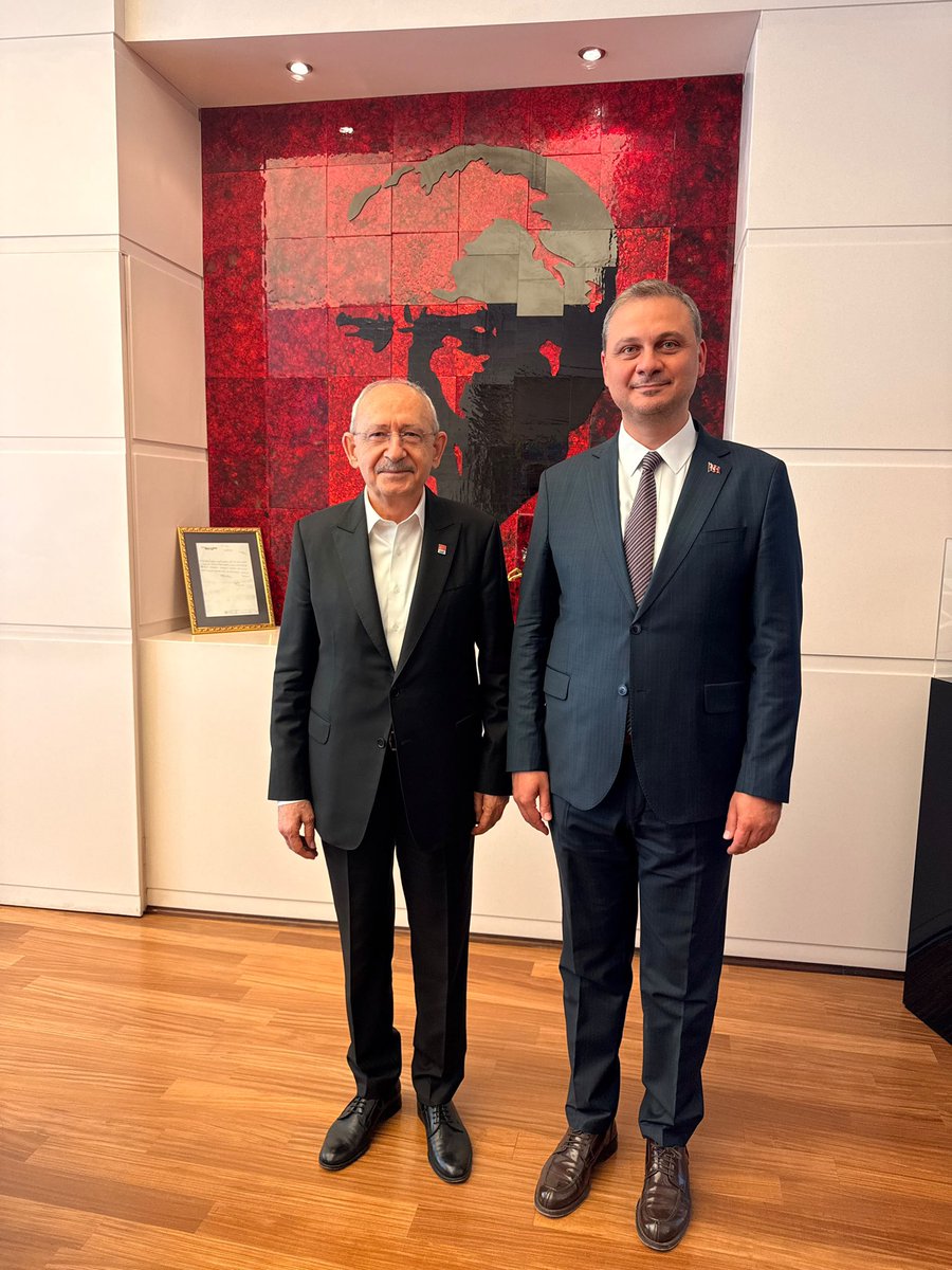 herkesicinCHP's tweet photo. Genel Başkanımız Kemal Kılıçdaroğlu, halkçı belediyecilik anlayışıyla görevini başarıyla sürdüren Beylikdüzü Belediye Başkan Vekilimiz Önder Serkan Çebi’yi Genel Merkezimizde kabul etti. https://t.co/pW9CgfuRaZ