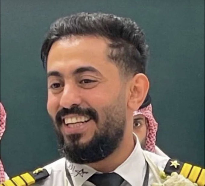mlo3s's tweet photo. صادق العزاء والمواساة في شهيدالوطن الكابتن الطيار حمود الكلثمي رحمه الله رحمة واسعه واسكنه فسيح جناته 
نعزي الوطن وأسرته وقبيلة الكلاثمه خاصة وبني  شهر كافة 
نسأل الله أن ينزله منزلة الشهداء وأن يجبر مصاب أهله وذويه إنا لله وإنا إليه راجعون. https://t.co/C71iuLI0hq