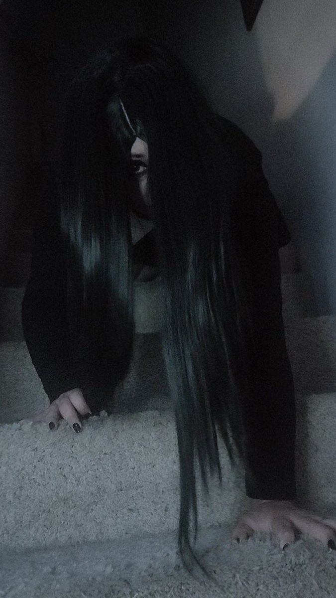 LovelyGhoulie's tweet photo. How you'll find me omw to watch B-rated horror movies with you 🖤 https://t.co/8TIun30eZL