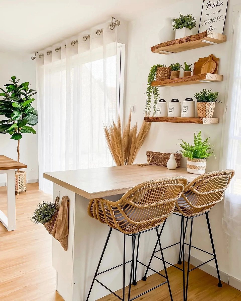 ChloeOrreler's tweet photo. La sala de estar tiene un sofá cómodo, una mesita de café y un lindo taburete decorado para complementar el espacio. https://t.co/IBxct7wJWH